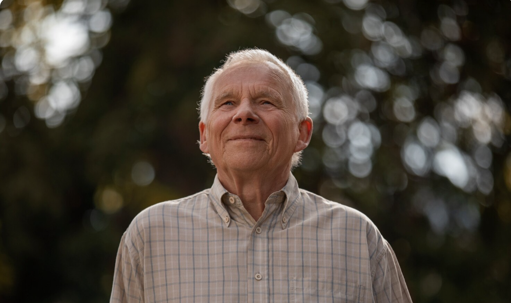 Portrait älterer Mann im karierten Hemd