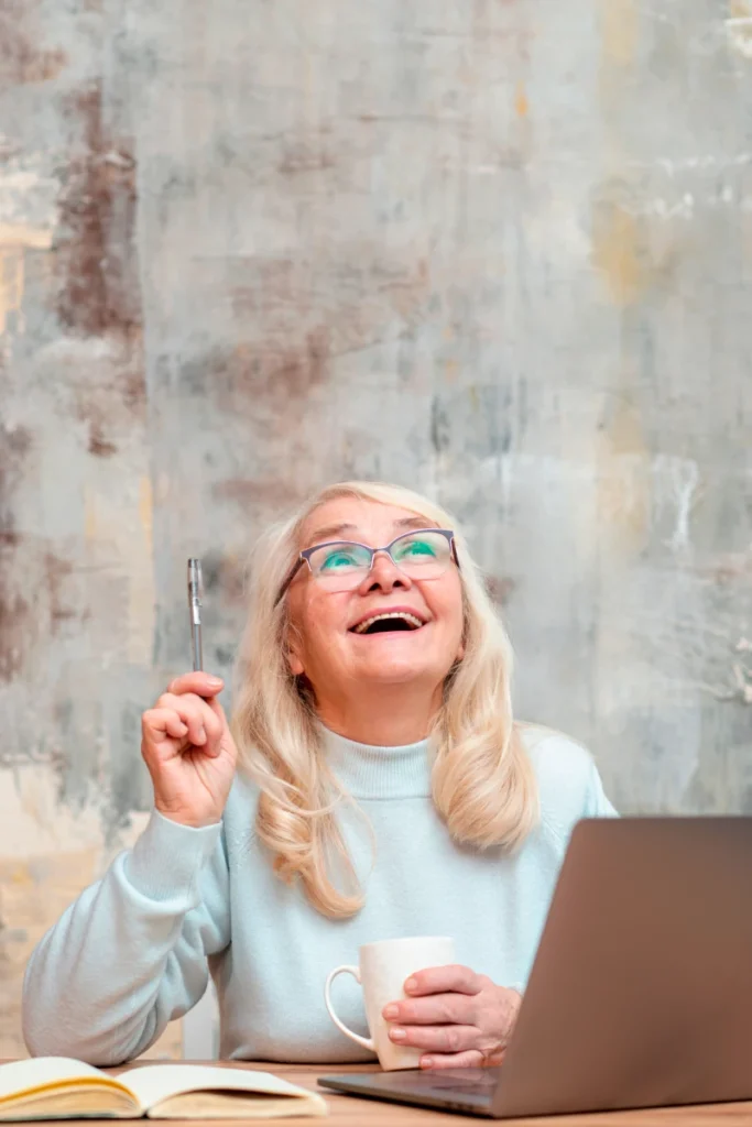 Ältere Frau am Schreibtisch