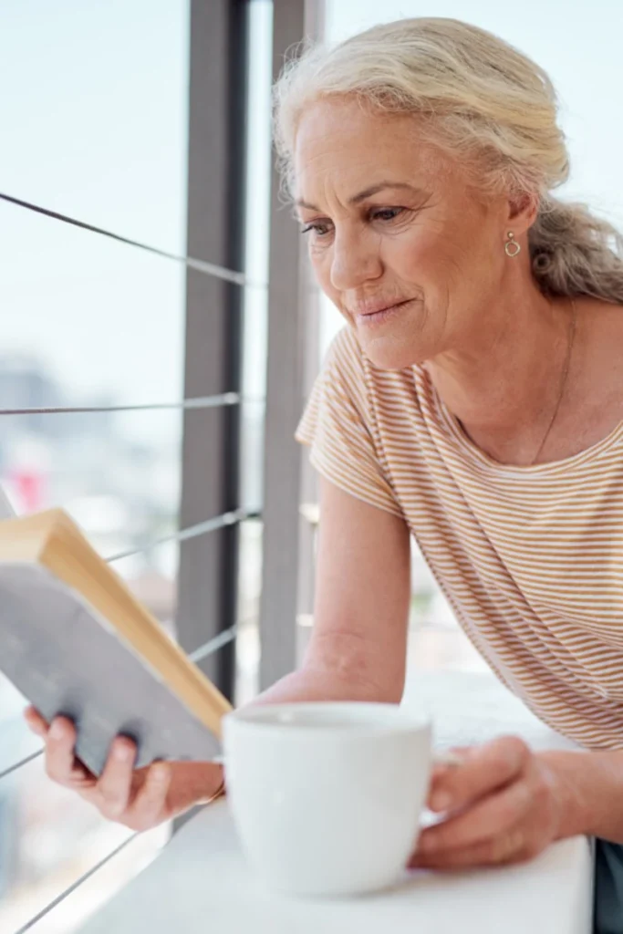 Portrait weißhaarige Frau liest ein Buch