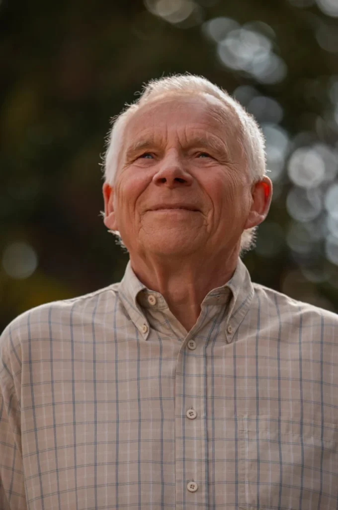 Portrait älterer Mann im karierten Hemd