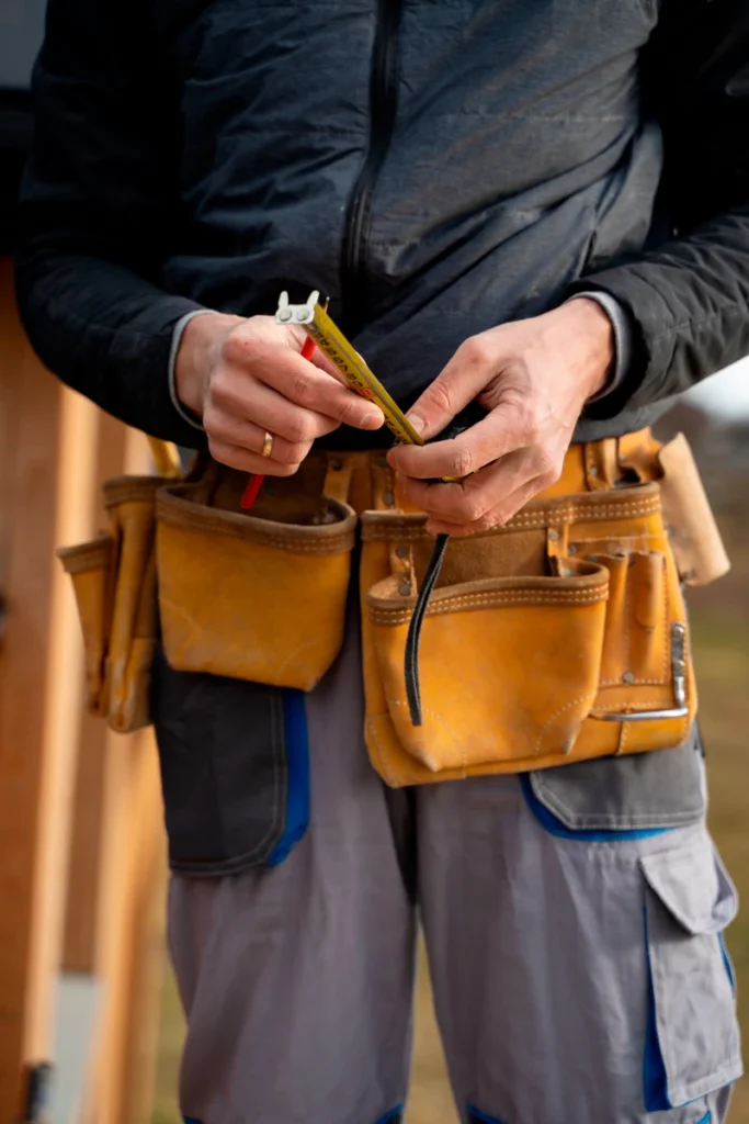 Ein Mann mit Werkzeuggürtel